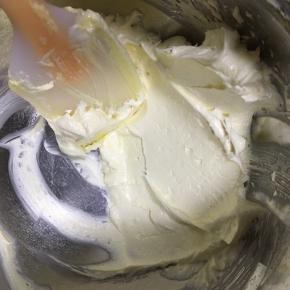 最后用刮刀刮顺滑，放入冰箱冷藏10分钟