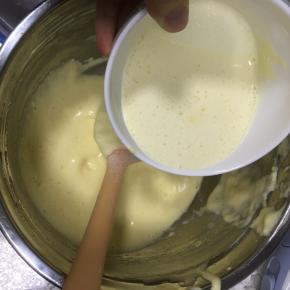 倒入到面糊中，继续翻拌均匀