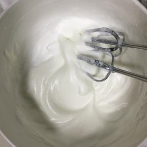 蛋清内滴入几滴柠檬汁，分三次加入50g细砂糖，打发至7分，不流动即可
