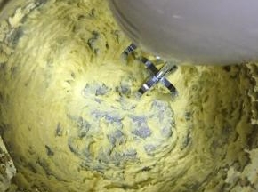 准备奶油霜：黄油打发顺滑