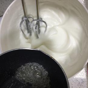 50g细砂糖和30g水倒入小奶锅中，加热至120度，倒入蛋白霜中，高速打发降温均匀