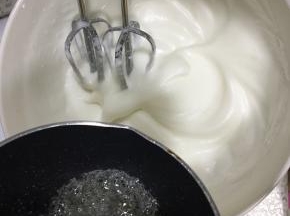 50g细砂糖和30g水倒入小奶锅中，加热至120度，倒入蛋白霜中，高速打发降温均匀