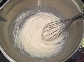 筛入低粉，顺时针拌匀