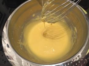 拌至顺滑的蛋黄糊