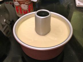 倒入6寸中空戚风模，轻摔去气泡