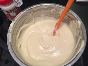 蛋黄糊与打发好的蛋白混合，上下翻拌至顺滑