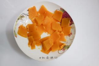 1、	将南瓜切片蒸熟备用,火龙果打成泥备用