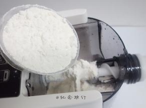 将面粉倒入九阳w3面条机