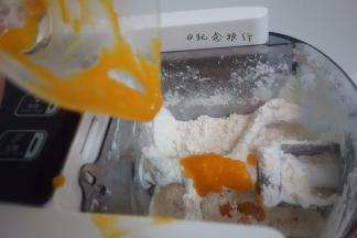 因为是果泥所以不可以滴漏下去，一定要掌握好稀稠度，要是太湿只能再加一些干面,100g面粉大概倒70-75ml的量，具体要看你果泥的稀稠度决定，如果是没有果渣的原汁机的果汁就可以等同普通水的量来做