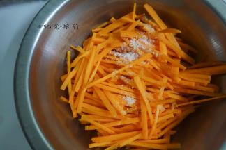 期间准备馅料部分：胡萝卜切丝加一小勺盐拌匀静置15分钟杀出水分备用