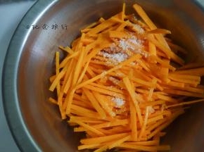 期间准备馅料部分：胡萝卜切丝加一小勺盐拌匀静置15分钟杀出水分备用