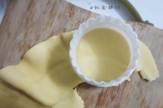 用模具压出圆形