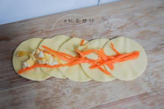 放上一些馅料，别太多 我这个面片比较小