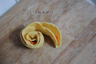 然后卷起来 就做好啦