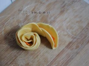 然后卷起来 就做好啦