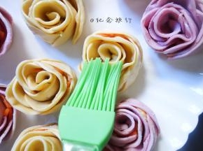 盘子底部涂油防粘 表面也涂一点点油