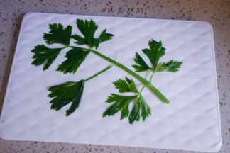 用煮熟的芹菜叶装饰，还有一些红心火龙果压的花