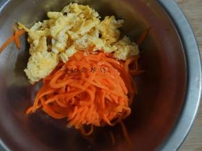 将炒好的鸡蛋+挤干水分的胡萝卜丝+一点点盐+麻油拌匀备用