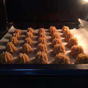 烤箱提前预热170度，上下热风循环火，先烘烤10分钟定型，再把温度调低至160度，烘烤15分钟，让曲奇烤熟即可