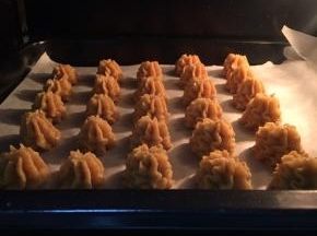 烤箱提前预热170度，上下热风循环火，先烘烤10分钟定型，再把温度调低至160度，烘烤15分钟，让曲奇烤熟即可
