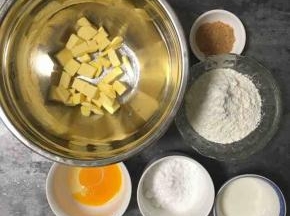 准备好材料，黄油切丁软化