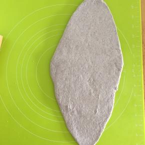 取出发酵好的面团，擀扁排出气体