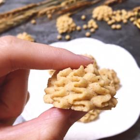 烤好的曲奇花型纹路很可爱哦～口感与外形不输珍妮曲奇，甚至你会更喜欢这一款的口感与豆面的香醇。