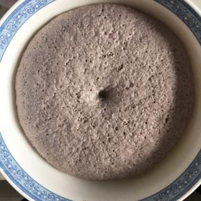 发酵好的面团用手指沾一点面粉戳一个孔，不会回缩即可