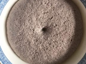 发酵好的面团用手指沾一点面粉戳一个孔，不会回缩即可