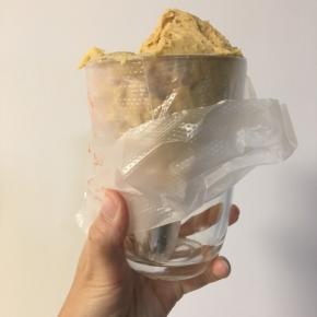 把裱花袋套在一个杯子中，方便舀入曲奇面糊