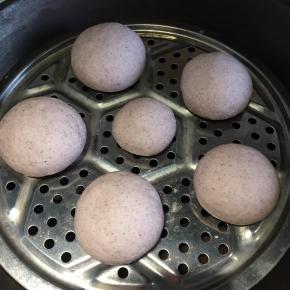 冷水上锅，开火上汽后蒸15分钟，然后再焖10分钟