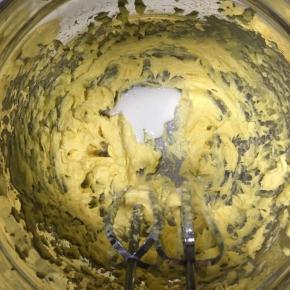 分三次加入牛奶，每一次都搅打到水油融合