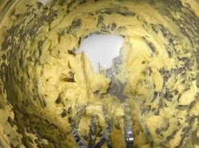 分三次加入牛奶，每一次都搅打到水油融合