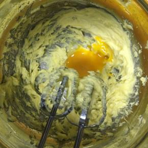 接着加入蛋黄液，搅打均匀