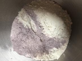 把紫米用磨粉机磨成粉，倒入中筋面粉中