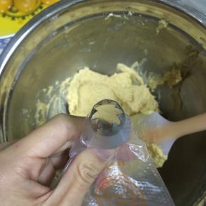 裱花袋内装上SN7092裱花嘴（8齿），剪一个小口