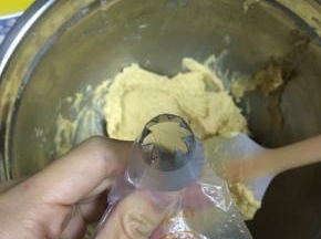 裱花袋内装上SN7092裱花嘴（8齿），剪一个小口