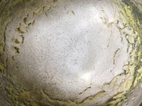 用刮刀切拌均匀至无干面粉