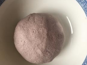 取出在揉面垫上揉光滑，滚圆放入容器内，盖上湿毛巾，用烤箱或者室温发酵1小时