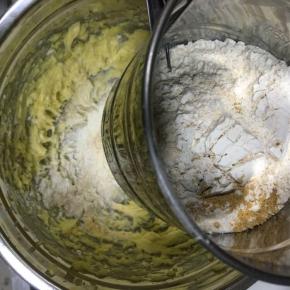 过筛加入到打发好的黄油中