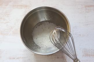 将蛋清用蛋抽打发至稍微有小泡沫。