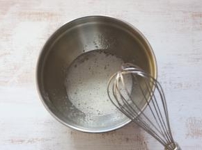 将蛋清用蛋抽打发至稍微有小泡沫。