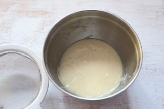 筛入低筋面粉，搅拌均匀。