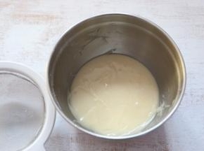 筛入低筋面粉，搅拌均匀。