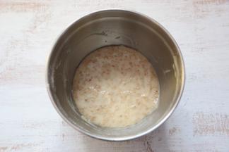 加入芝麻，搅拌均匀。