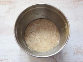 加入芝麻，搅拌均匀。