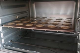 烤箱预热，上下火180度15分钟左右，上色满意即可。