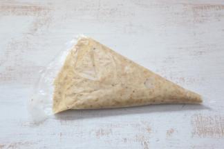 将做好的面糊，装入裱花袋内。