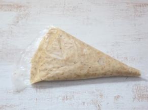 将做好的面糊，装入裱花袋内。