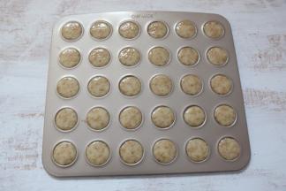 裱花袋剪一个小口，均匀的将面糊挤在不沾烤盘上。